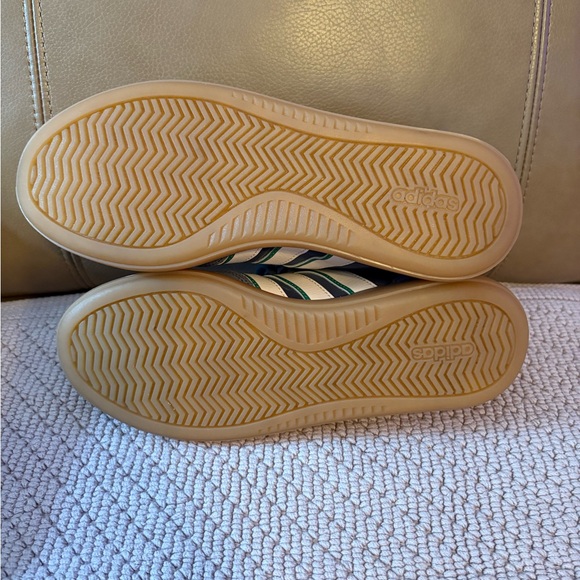 Adidas Handball Spezial Sneakers in Collegiate Navy with gum bottoms. - Picture 8 of 10